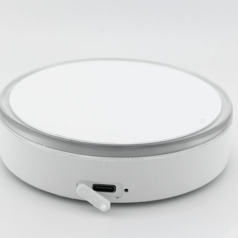 Rückseite von TRINKI, die Schutzkappe der USB-C-Buchse ist geöffnet