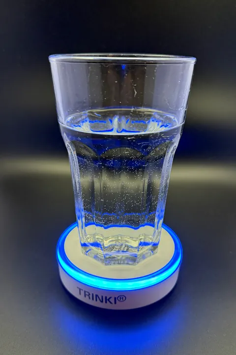 Wasserglas auf TRINKI, der Ring leuchtet blau