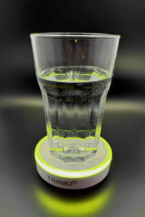 Wasserglas auf TRINKI, der Ring leuchtet gelb